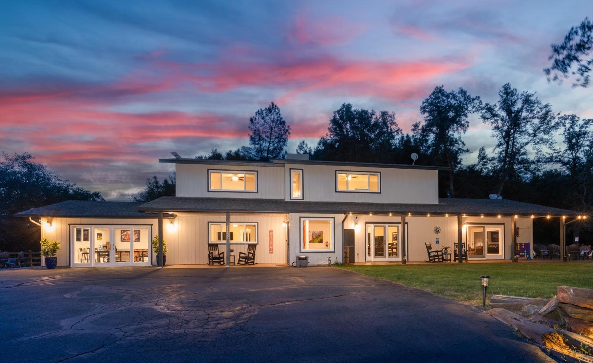 Rivertop Hideaway With Huge Views-hot Tub-ev-more! *
